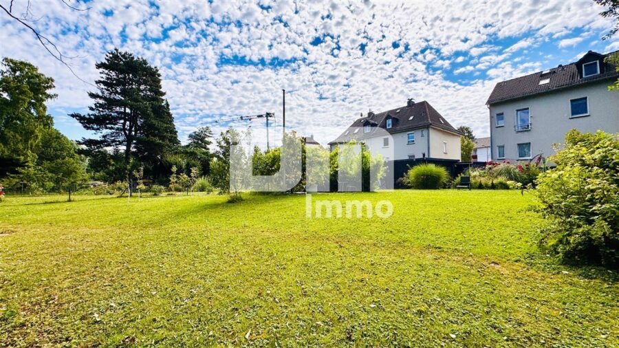Umfangreich saniertes Zweifamilienhaus + Carport auf großem Grundstück mit Traumgarten - Großer Gartenbereich